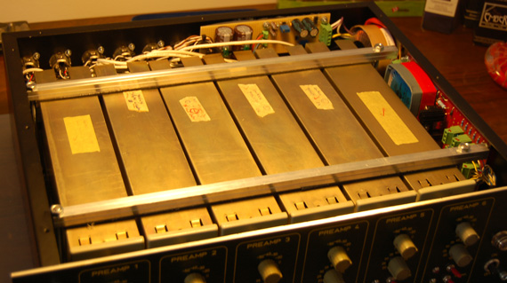 Blick in das geöffnete Rack-Gehäuse